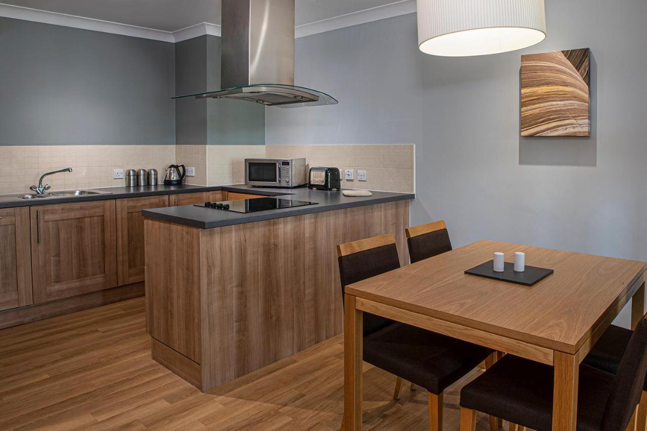 De Vere Cotswold Water Park Apartments 시런세스터 외부 사진