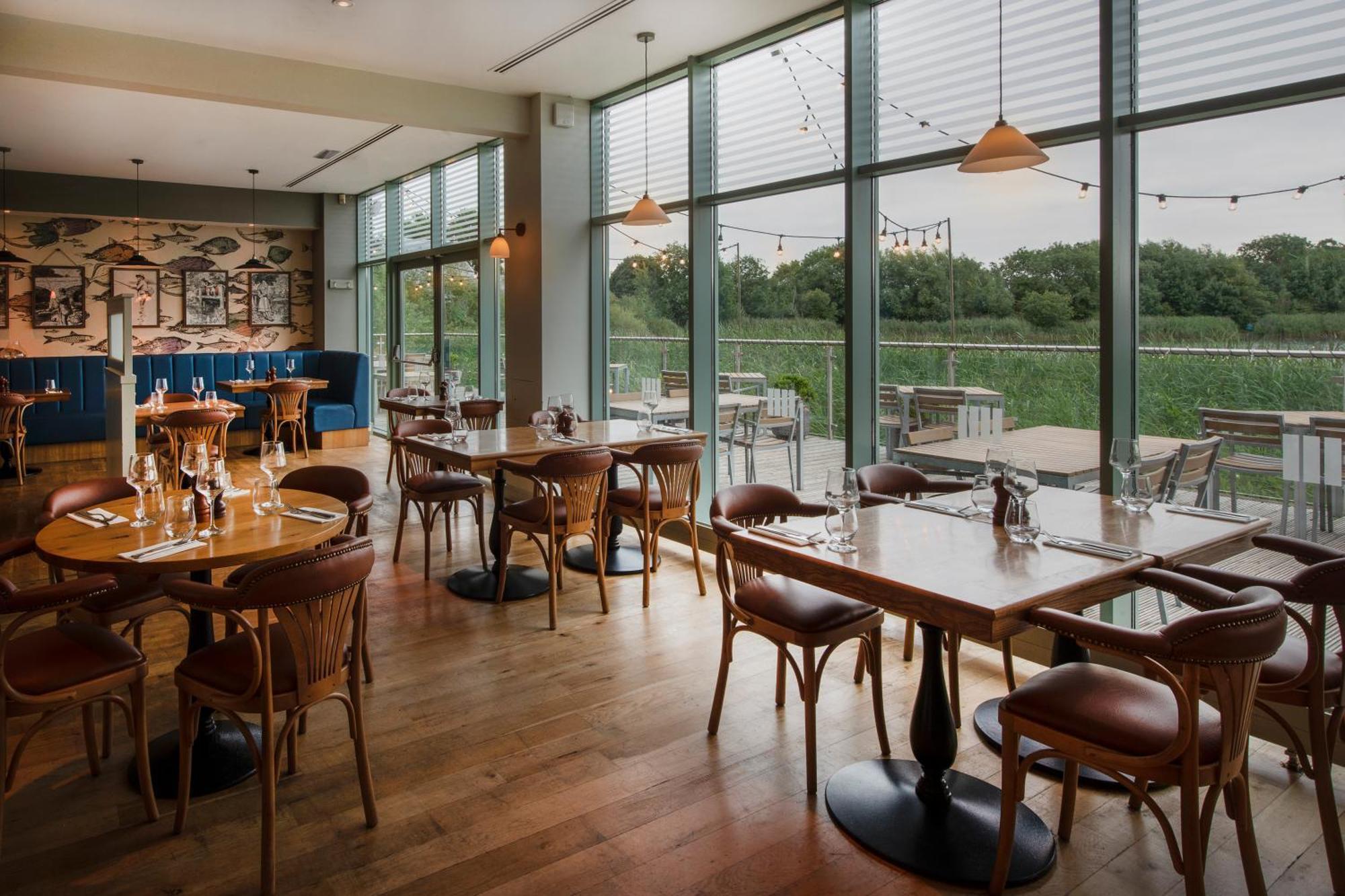 De Vere Cotswold Water Park Apartments 시런세스터 외부 사진
