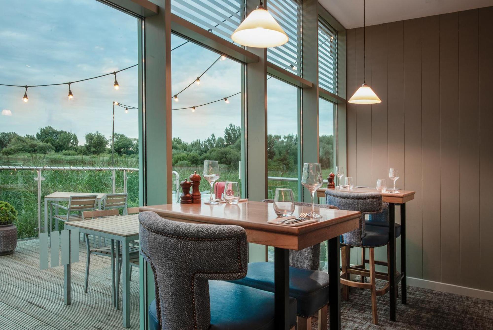 De Vere Cotswold Water Park Apartments 시런세스터 외부 사진
