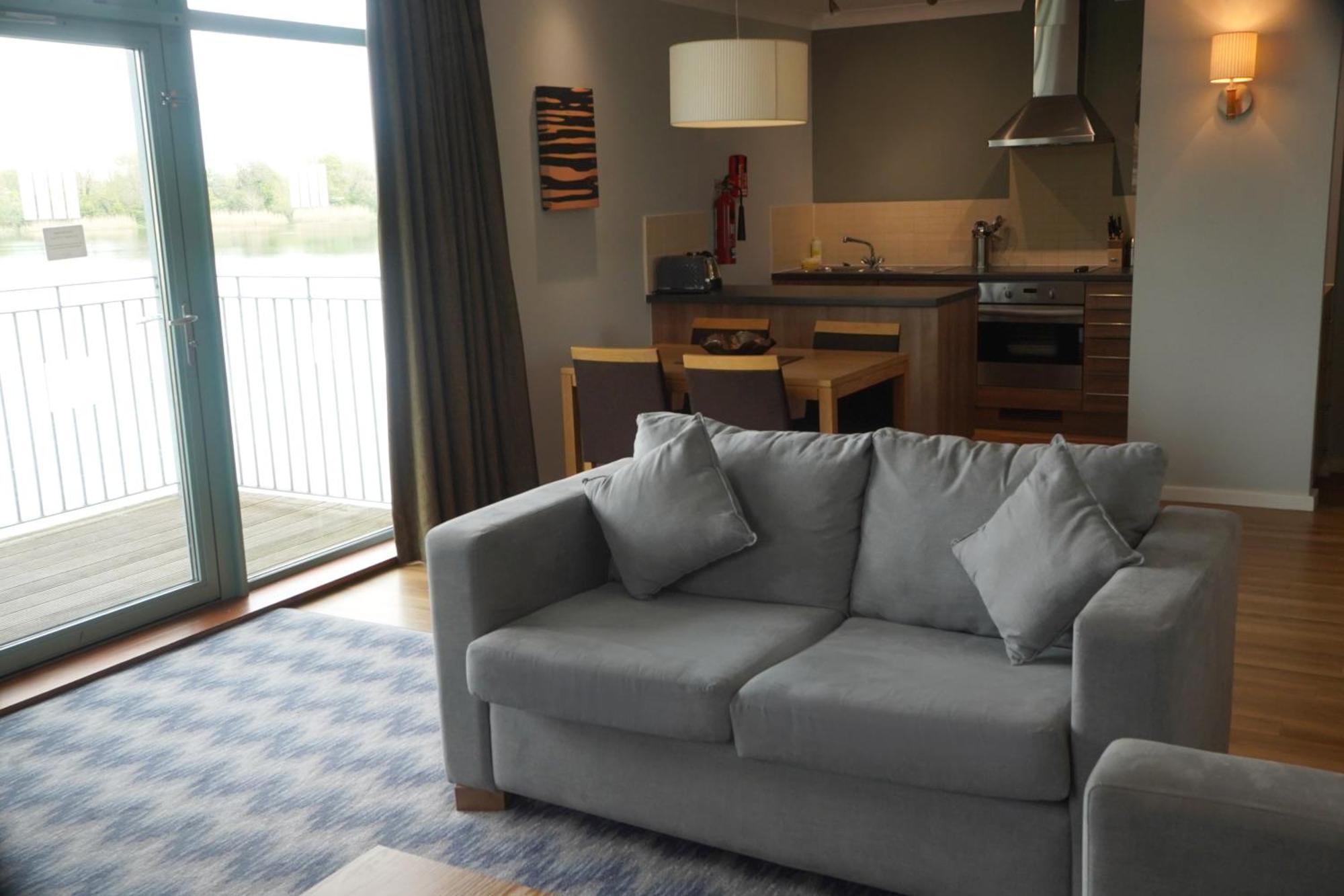 De Vere Cotswold Water Park Apartments 시런세스터 외부 사진