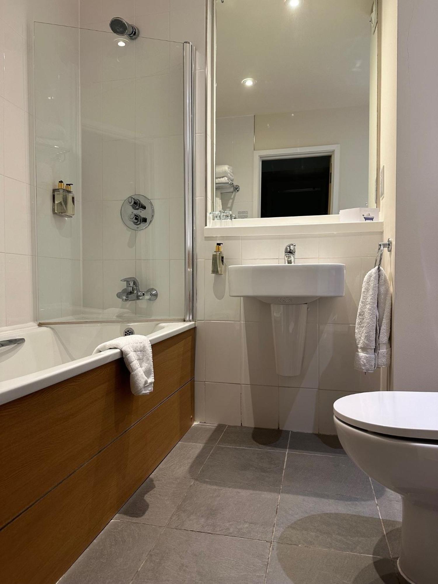 De Vere Cotswold Water Park Apartments 시런세스터 외부 사진