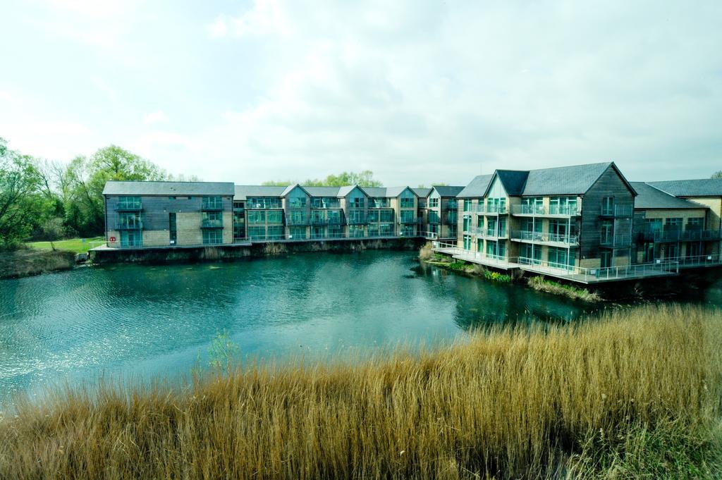 De Vere Cotswold Water Park Apartments 시런세스터 외부 사진