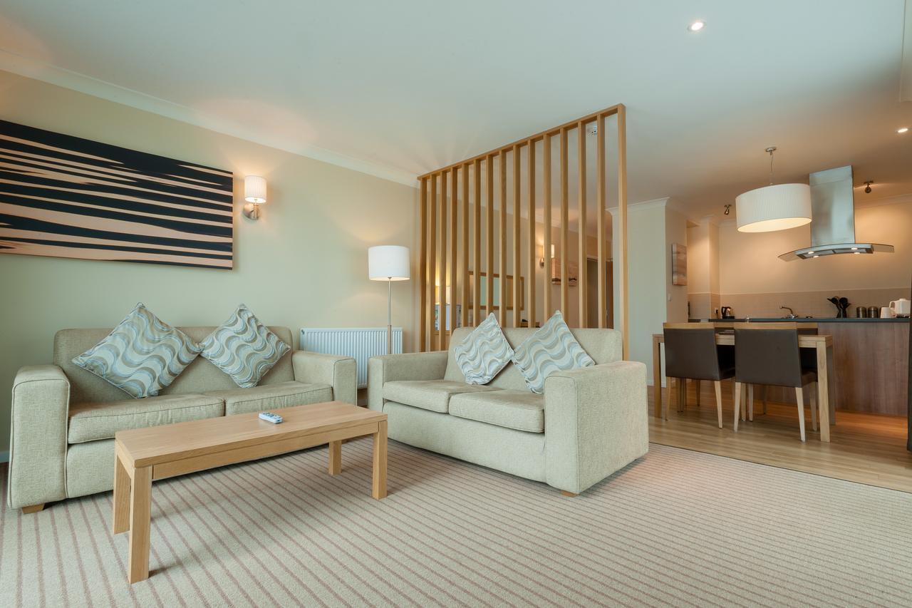 De Vere Cotswold Water Park Apartments 시런세스터 외부 사진